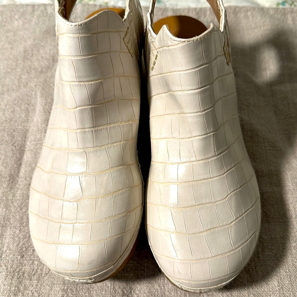 Women’s Yellowbox Barty wedge, cream snakeskin size 8.5. NWOB